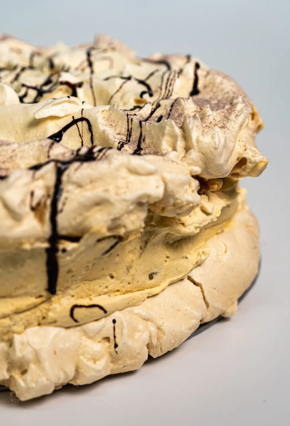 Tort bezowy z daktylami i orzechami